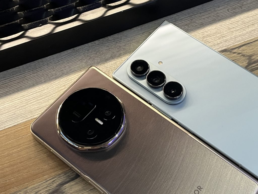 Honor Magic V5 vs Samsung Galaxy Z Fold7 Design -4