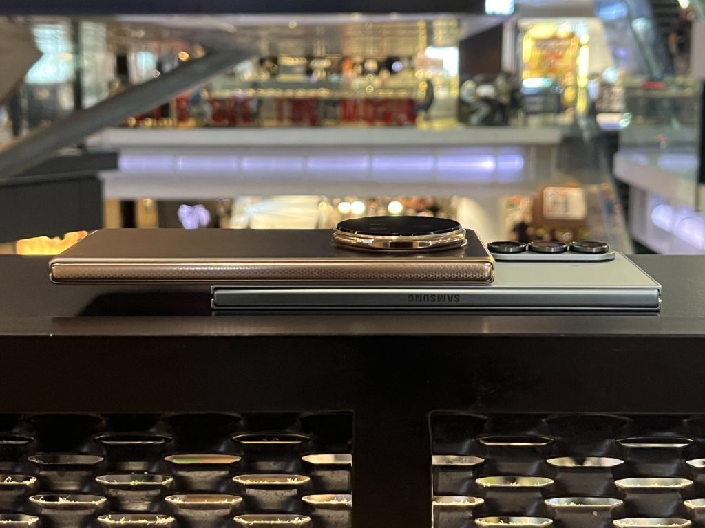 Honor Magic V5 vs Samsung Galaxy Z Fold7 Design -5