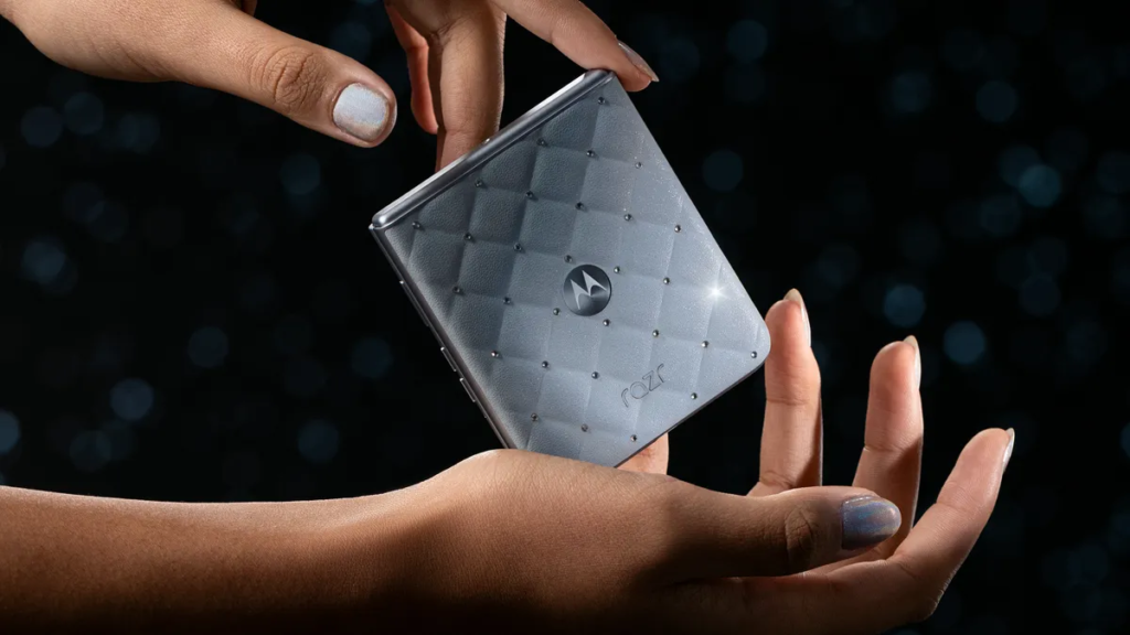 Motorola Razr 2025 in Pantone Ice Melt